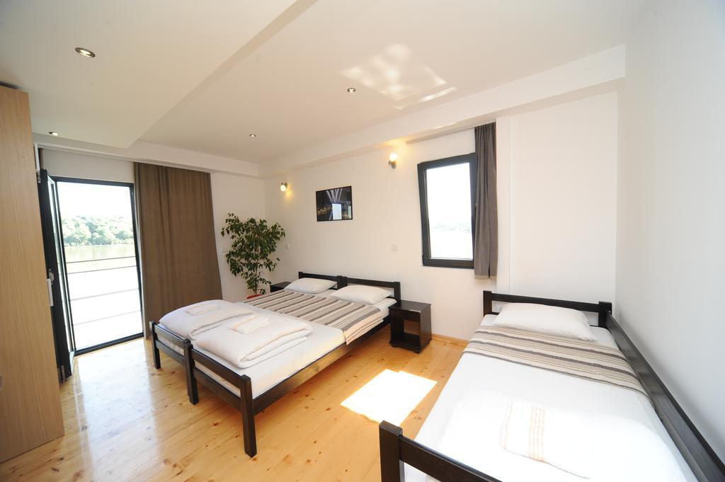 B&B Botel Charlie Beograd Eksteriør billede